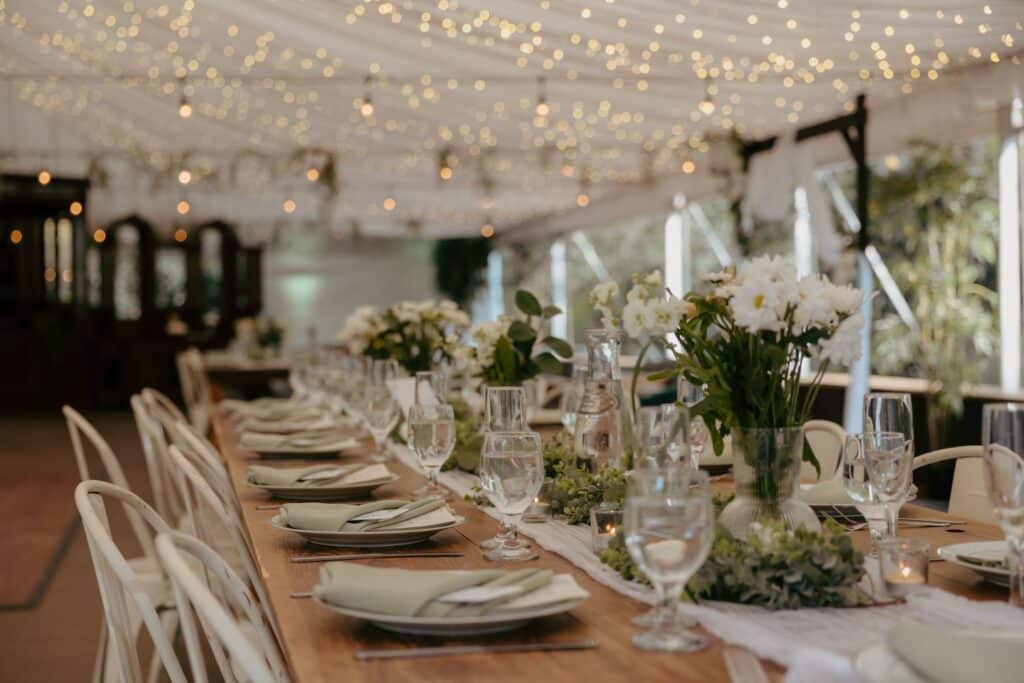 elegant-wedding-table-setting-with-flowers-and-gla-2025-02-10-06-59-00-utc